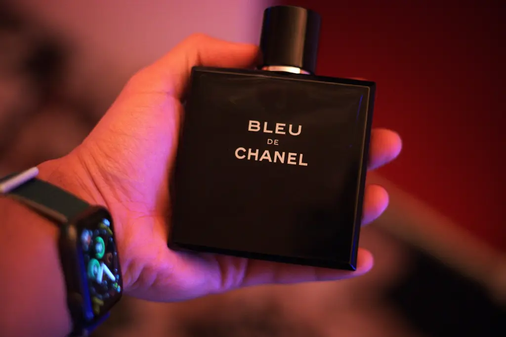 unsplash_zs-nPPbS_1w_bleu de chanel.webp
